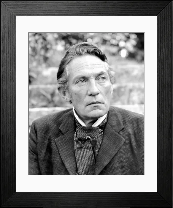 Framed Print : FAR FROM THE MADDING CROWD, Peter Finch, 1967 Framed Print : FAR FROM THE MADDING CROWD, Peter Finch, 1967