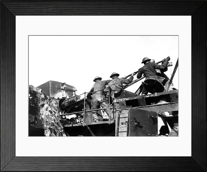 Framed Print : Four American soldiers loading a mobile railroad gun. The gun fired massive 13.9 inch caliber shells on the Argonne front. Baleycourt, France. World War I. Sept. 26, 1918 Framed Print : Four American soldiers loading a mobile railroad gun. The gun fired massive 13.9 inch caliber shells on the Argonne front. Baleycourt, France. World War I. Sept. 26, 1918
