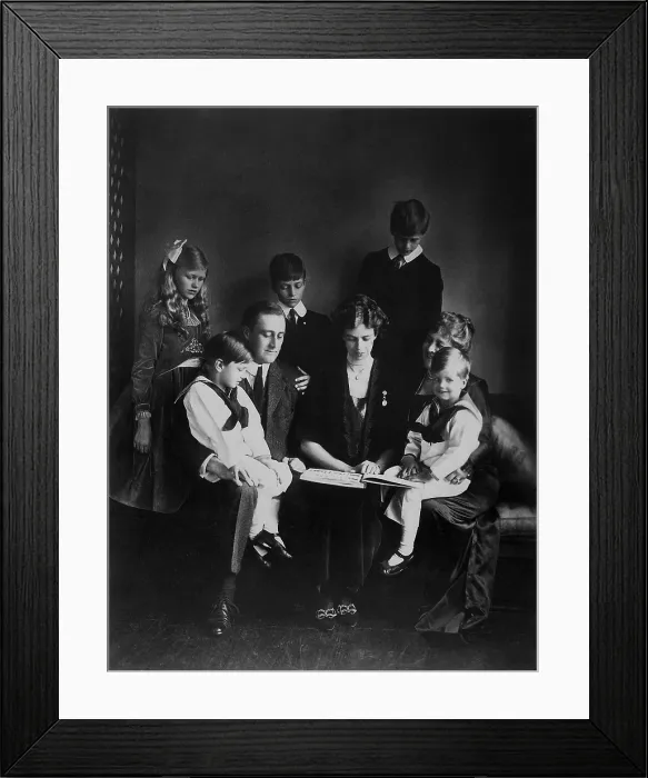 Framed Print : Franklin D. Roosevelt, Eleanor Roosevelt, and family. June 12, 1919.Standing, L-R: Anna, Elliott, James Framed Print : Franklin D. Roosevelt, Eleanor Roosevelt, and family. June 12, 1919.Standing, L-R: Anna, Elliott, James