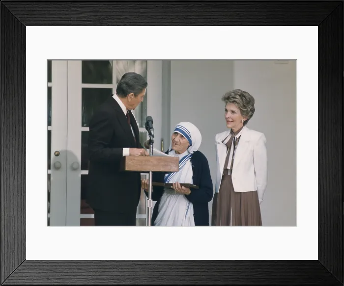 Framed Print : President and Nancy Reagan presenting Mother Teresa with the Medal of Freedom at a White House Ceremony in the Rose Garden. June 20 1985. PO-USP-Reagan-MothThersa_NA-12-0136M