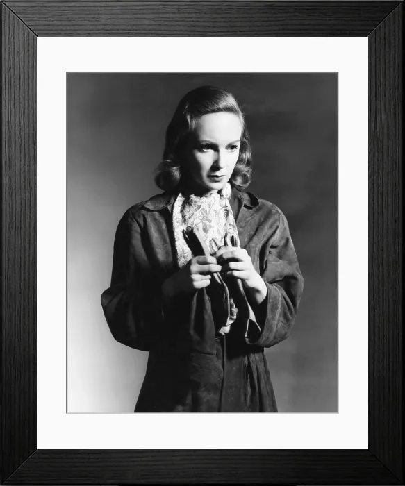 Framed Print : THE MAN IN THE WHITE SUIT, Joan Greenwood, 1951 Framed Print : THE MAN IN THE WHITE SUIT, Joan Greenwood, 1951