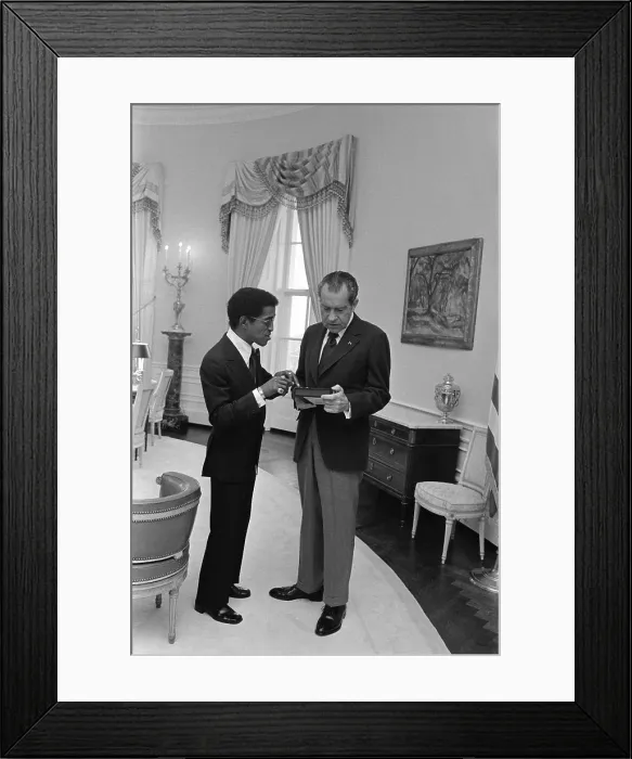Framed Print : Sammy Davis Jr. with Richard Nixon in the Oval Office. March 4 1973
