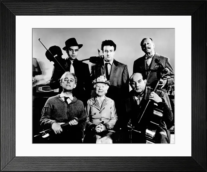 Framed Print : THE LADYKILLERS, Alec Guinness, Herbert Lom, Katie Johnson, Peter Sellers, Danny Green, Cecil Parker, 1955