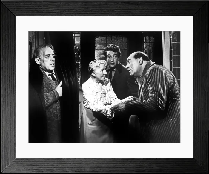 Framed Print : THE LADYKILLERS, Alec Guinness, Katie Johnson, Peter Sellers, Danny Green, 1955