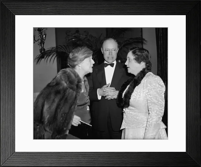 Framed Print : Alice Roosevelt Longworth with Senator and Mrs. Robert Taft at an election year GOP event. Presidential aspirant Taft hosted visiting GOP committeemen, Feb. 16, 1940