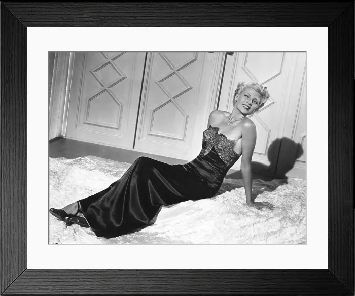 Framed Print : THE LADY FROM SHANGHAI, Rita Hayworth publicity shot, 1947