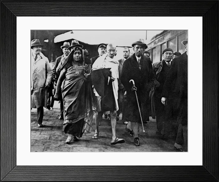 Framed Print : Mahatma Gandhi arriving at Folkstone, U.K. for the Round Table conference. To Gandhi's right is Indian poet, Sarojini Naidu, independence activist