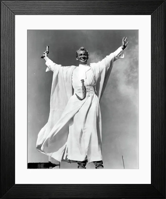 Framed Print : LAWRENCE OF ARABIA, Peter O'Toole, 1962, victory stance