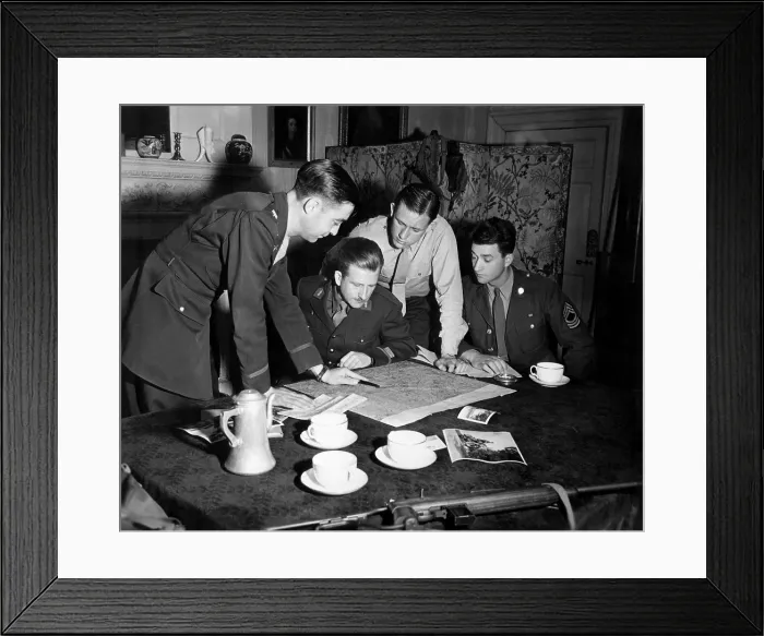 Framed Print : Jedburghs get instructions from Briefing Officer in London flat. England, ca. 1944 Framed Print : Jedburghs get instructions from Briefing Officer in London flat. England, ca. 1944