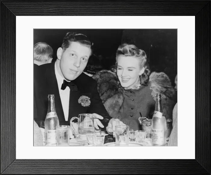 Framed Print : Alfred Bloomingdale (1916-1982), heir to the Bloomingdale's department store fortune, with Barbara Bradford at the Kit Kat Club in 1939 Framed Print : Alfred Bloomingdale (1916-1982), heir to the Bloomingdale's department store fortune, with Barbara Bradford at the Kit Kat Club in 1939