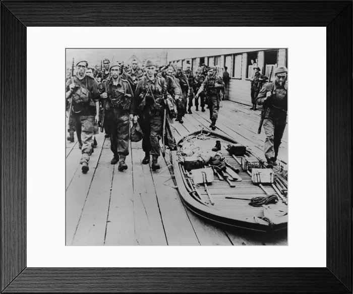 Framed Print : Canadian and British troops return from the Dieppe Raid of August 19, 1942. 6, 000 soldiers participated in the disastrous raid, but only 3000 returned