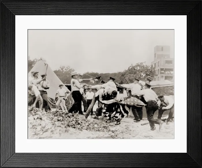 Framed Print : Bonus veterans clash with Washington police officers during the riot on July 28, 1932. Two resisting veterans were killed