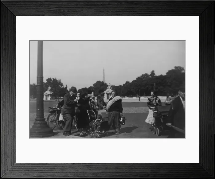 Framed Print : World War 2 refugees leaving Paris in a panic, June 13, 1940. The next day the German invasion army entered Paris. (BSLOC_2013_11_62)