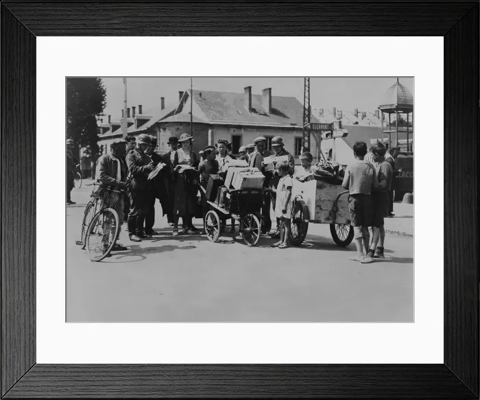 Framed Print : Refugees returning to their homes in occupied France. A German soldier examines their identification papers at the demarcation between the German occupation zone and Vichy France