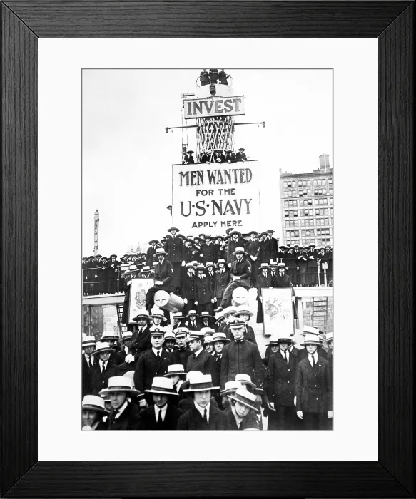 Framed Print : Naval reserves from Washington, DC, in a recruitment drive in New York City. The women in uniform are Yeomanettes attached to the Naval Reserve. World War I. Ca. 1917-18 Framed Print : Naval reserves from Washington, DC, in a recruitment drive in New York City. The women in uniform are Yeomanettes attached to the Naval Reserve. World War I. Ca. 1917-18