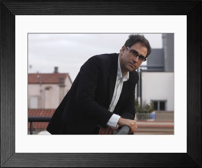 Framed Print : LLOMPARTJordi. Journalist. 2006. Oscar Elias / AISA / Everett Collection (184561)**US SALES ONLY**
