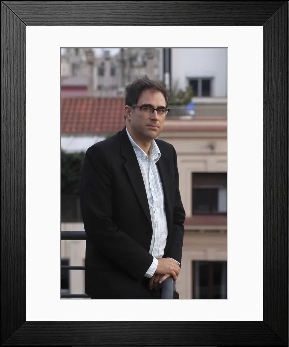 Framed Print : LLOMPARTJordi. Journalist. 2006. Oscar Elias / AISA / Everett Collection (184560)**US SALES ONLY** Framed Print : LLOMPARTJordi. Journalist. 2006. Oscar Elias / AISA / Everett Collection (184560)**US SALES ONLY**