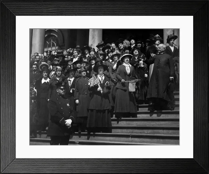 Framed Print : Third Liberty Loan Campaign during World War I. Members of the Liberty Loan Choir singing on the steps of City Hall, New York City