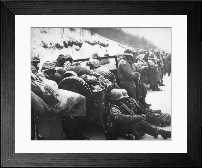 Framed Print : U.S. Marines of the 5th and 7th Regiments withdrew from besieged Yudam-Ni to Hagaru. In five days and nights of below-zero winds and icy roads, from Nov 28 to Dec