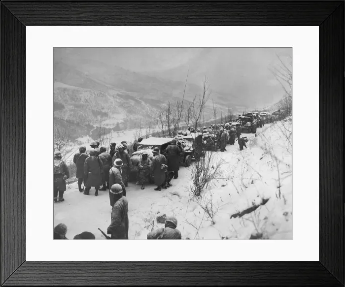 Framed Print : U.S. Marines of the 5th and 7th Regiments withdrew from besieged Yudam-Ni to Hagaru. In five days and nights of below-zero winds and icy roads, from Nov 28 to Dec Framed Print : U.S. Marines of the 5th and 7th Regiments withdrew from besieged Yudam-Ni to Hagaru. In five days and nights of below-zero winds and icy roads, from Nov 28 to Dec