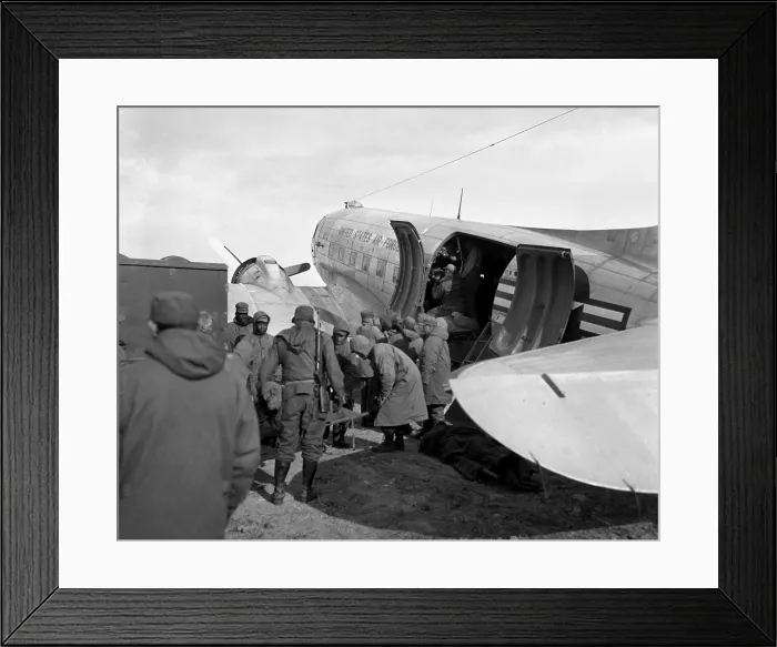 Framed Print : Wounded U.S. Marines, ROK troops, and British Royal Marines are evacuated from Chosin Reservoir Framed Print : Wounded U.S. Marines, ROK troops, and British Royal Marines are evacuated from Chosin Reservoir