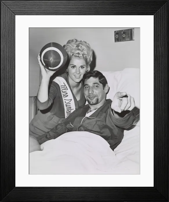 Framed Print : Joe Namath, New York Jet's quarterback, in a hospital bed awaiting an operation on his right knee
