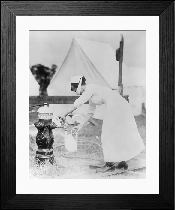 Framed Print : Masked nurse pumping water at a field hospital during the 1918 Spanish flu pandemic. Photographed in United States, September 1918 Framed Print : Masked nurse pumping water at a field hospital during the 1918 Spanish flu pandemic. Photographed in United States, September 1918