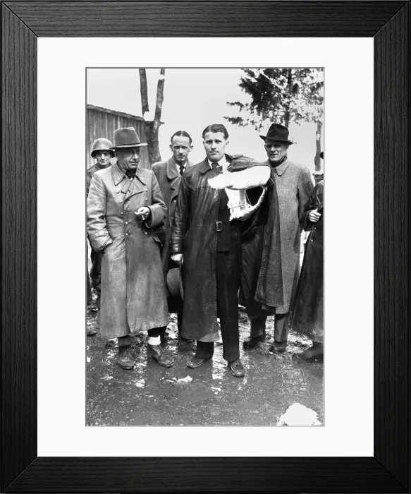 Framed Print : Wernher von Braun (with arm cast), inventor of the V-2 rocket, after surrendering to U.S. Troops. L-R: Maj. Gen Framed Print : Wernher von Braun (with arm cast), inventor of the V-2 rocket, after surrendering to U.S. Troops. L-R: Maj. Gen