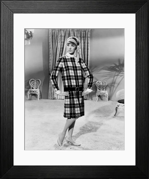 Framed Print : THOROUGHLY MODERN MILLIE, Julie Andrews, 1967 Framed Print : THOROUGHLY MODERN MILLIE, Julie Andrews, 1967