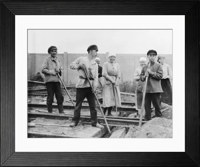 Framed Print : Russian men and women railroad track workers on the job in Petrograd, 1922