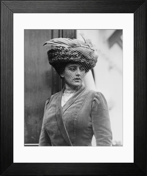 Framed Print : Maxine Elliott 1868-1940 was one of many actresses romantically linked with J.P. Morgan. 1910. (BSLOC_2010_18_16)