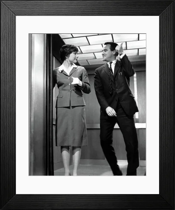 Framed Print : THE APARTMENT, Shirley MacLaine, Jack Lemmon, 1960