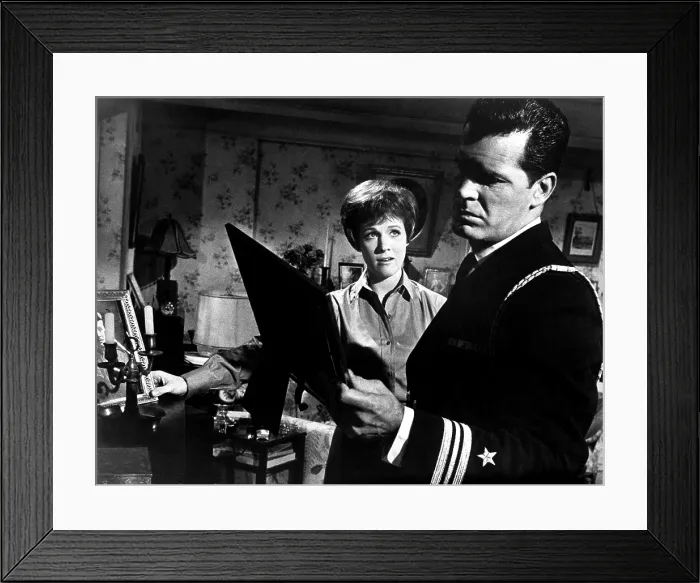 Framed Print : THE AMERICANIZATION OF EMILY, Julie Andrews, James Garner, 1964 Framed Print : THE AMERICANIZATION OF EMILY, Julie Andrews, James Garner, 1964