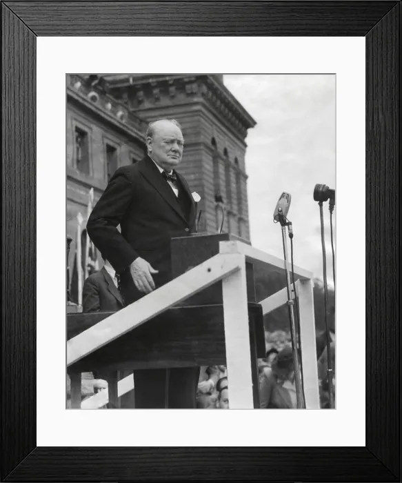 Framed Print : Winston Churchill at Blenheim Palace speaking to a crowd of 60, 000 Framed Print : Winston Churchill at Blenheim Palace speaking to a crowd of 60, 000