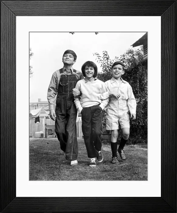 Framed Print : TO KILL A MOCKINGBIRD, Philip Alford, Mary Badham, John Megna in between scenes, 1962 Framed Print : TO KILL A MOCKINGBIRD, Philip Alford, Mary Badham, John Megna in between scenes, 1962