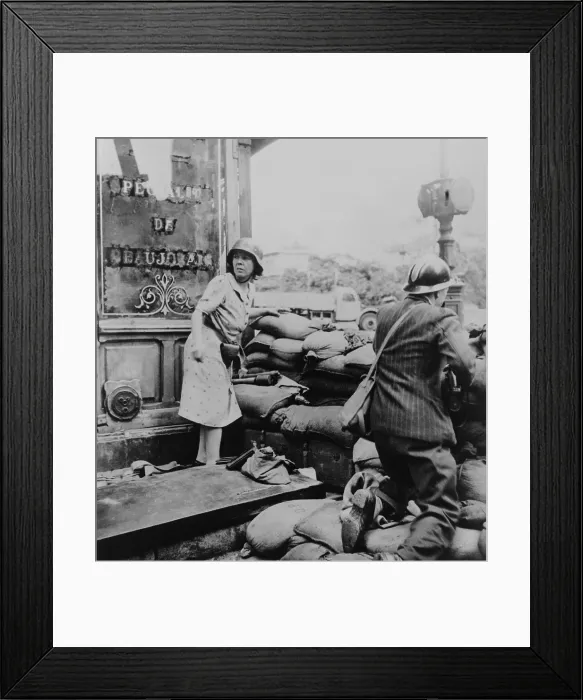 Framed Print : French man and woman fight with arms taken from the Germans in Paris, August 1944. After Allies defeated the Germans in Normandy, Parisians revolted against their Nazi occupiers