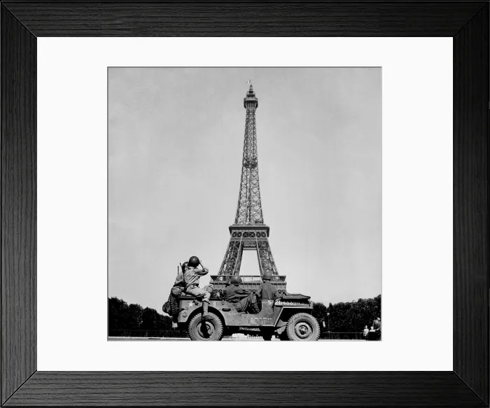 Framed Print : Soldiers of the 4th U.S. Infantry Division look at the Eiffel Tower in Paris. The French capital was liberated on August 25, 1944. World War 2. (BSLOC_2014_2_146) Framed Print : Soldiers of the 4th U.S. Infantry Division look at the Eiffel Tower in Paris. The French capital was liberated on August 25, 1944. World War 2. (BSLOC_2014_2_146)