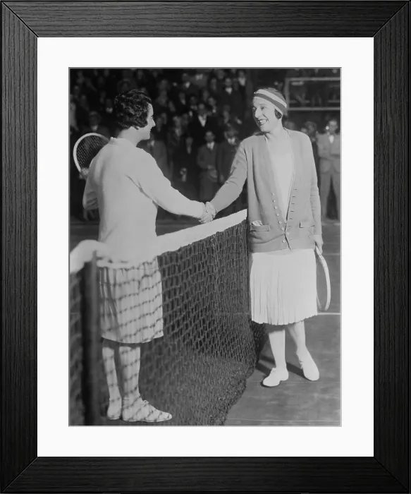 Framed Print : American Mary Browne shakes hands with French Suzanne Lenglen at the end of an exhibition match. They played in New York City in Oct