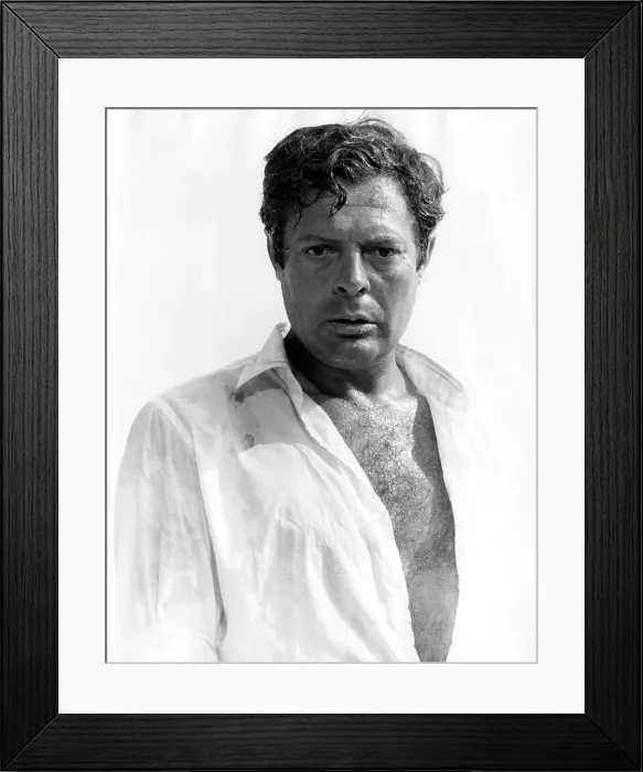 Framed Print : THE STRANGER, (aka STRANIERO), Marcello Mastroianni, 1967