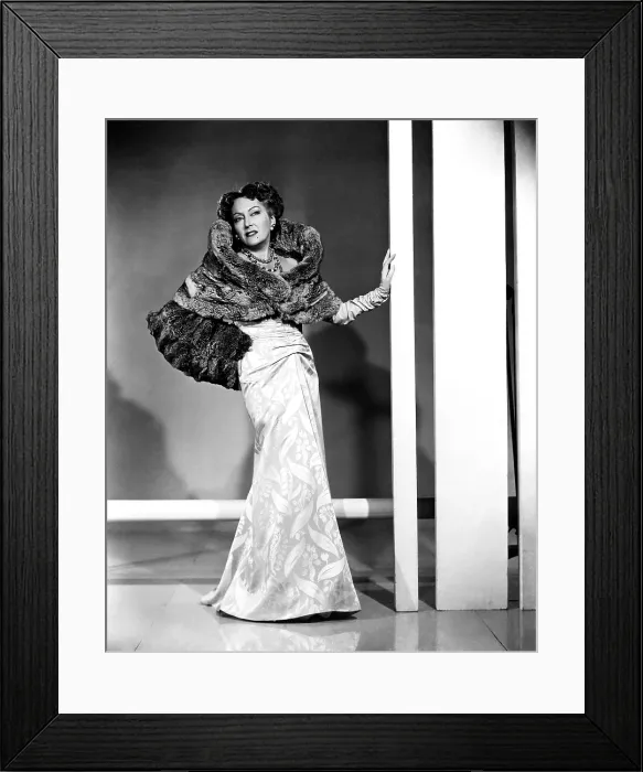 Framed Print : SUNSET BOULEVARD, Gloria Swanson (in a gown by Edith Head), 1950