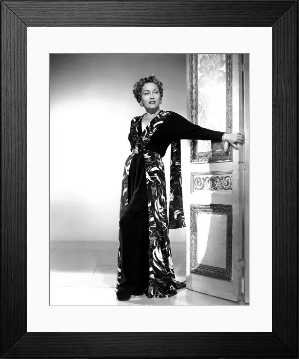 Framed Print : SUNSET BOULEVARD, Gloria Swanson (in a gown by Edith Head), 1950