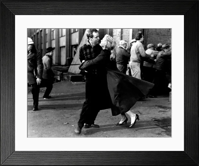 Framed Print : ON THE WATERFRONT, Marlon Brando, Eva Marie Saint, 1954 Framed Print : ON THE WATERFRONT, Marlon Brando, Eva Marie Saint, 1954