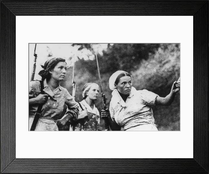 Framed Print : The Soviet (Russian) women guerrillas armed with rifles and bayonets during World War 2. Partisans risked torture and execution if captured by Germans. Ca. 1941-1943