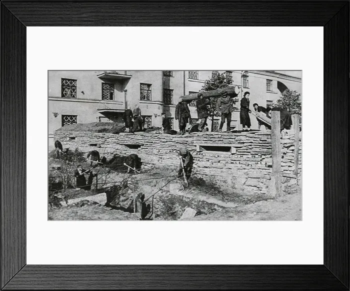 Framed Print : Citizens of Leningrad erecting trenches and shelters against German bombardment. The Soviet (Russia) city was under siege from Sept. 8, 1941 to Jan. 27, 1944 during World War 2