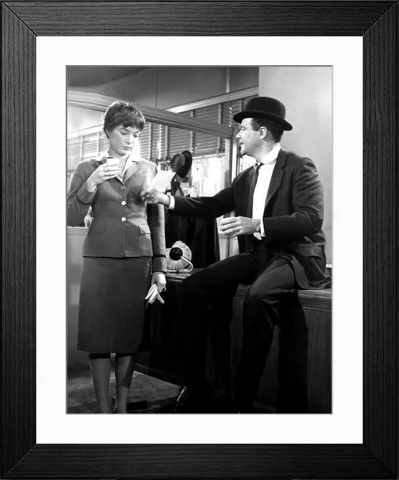 Framed Print : THE APARTMENT, Shirley MacLaine, Jack Lemmon, 1960