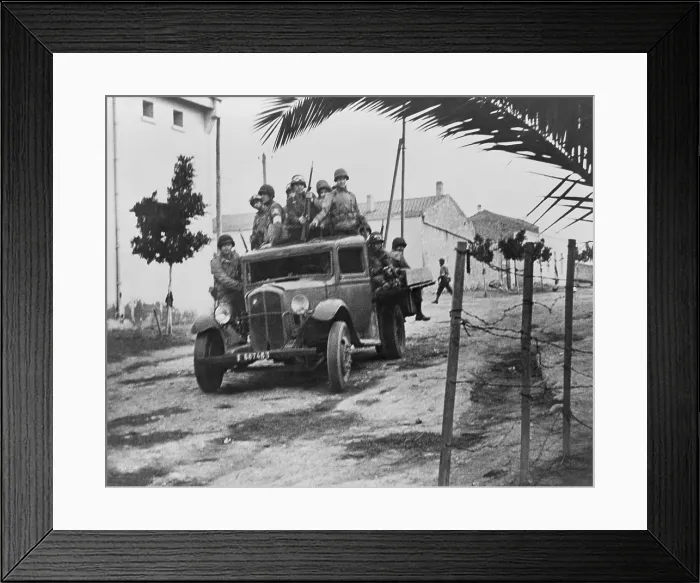 Framed Print : U.S. troops advancing in Oran, North Africa, Nov 18, 1942 Framed Print : U.S. troops advancing in Oran, North Africa, Nov 18, 1942
