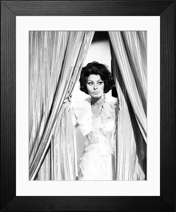 Framed Print : ARABESQUE, Sophia Loren, 1966 Framed Print : ARABESQUE, Sophia Loren, 1966