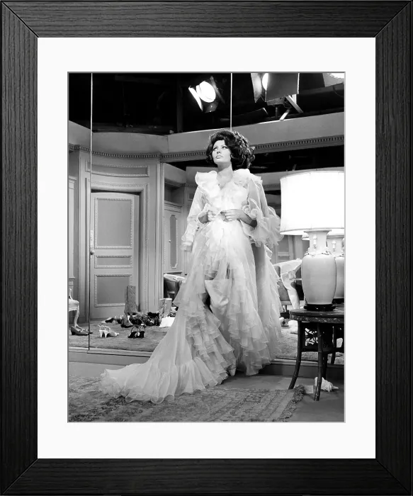 Framed Print : ARABESQUE, Sophia Loren, on-set, 1966
