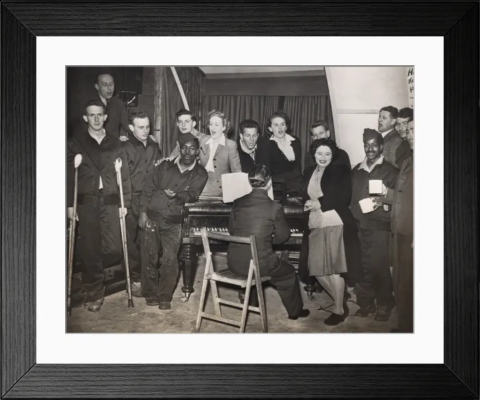 Framed Print : American GIs are entertained by pianist Horatio Davies, at a military hospital in West England