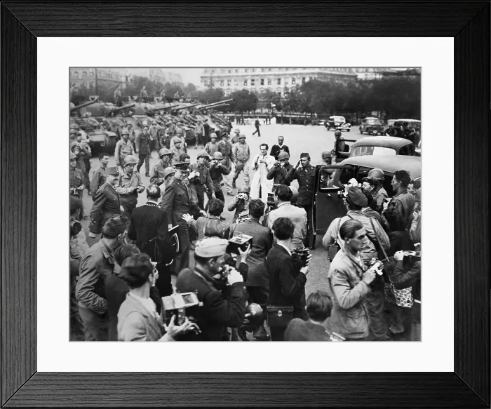 Framed Print : General Eisenhower at Paris's Hotel de Ville (city hall) after the liberation of Paris Framed Print : General Eisenhower at Paris's Hotel de Ville (city hall) after the liberation of Paris